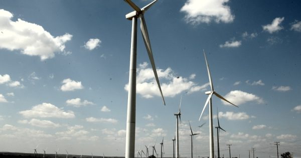 usina híbrida com energias renováveis - turbinas eólicas e paineis solares