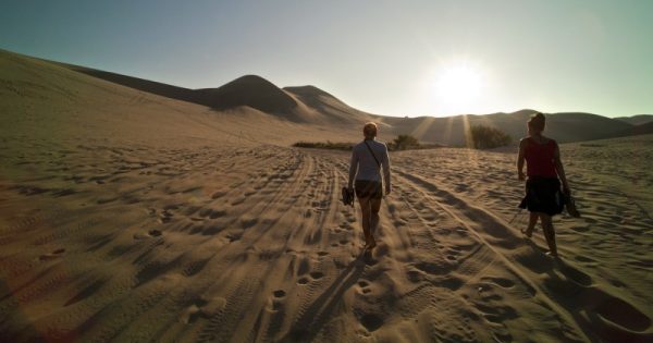 pessoas-caminham-dunas-deserto
