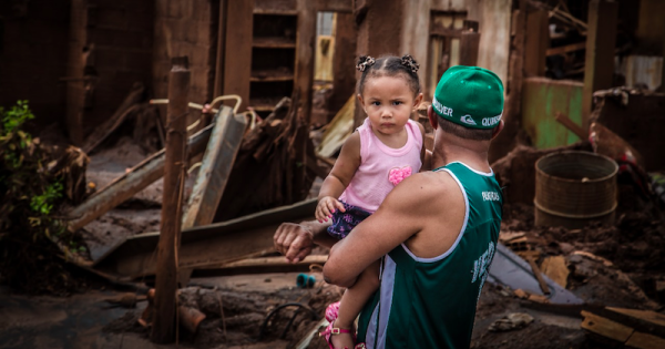 projeto-de-lei-do-ecocidio-ecoe-brasil-foto-todd-southgate-mariana-estouro-barragem-2015-2