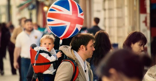 criança segurando balão com bandeira do Reino Unido
