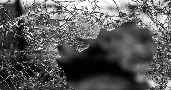 vidro quebrado pela violência urbana