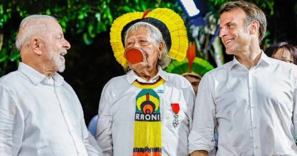 raoni-e-condecorado-por-Macron-e-pede-demarcações-a-Lula-foto-ricaardo-stuckert-PR