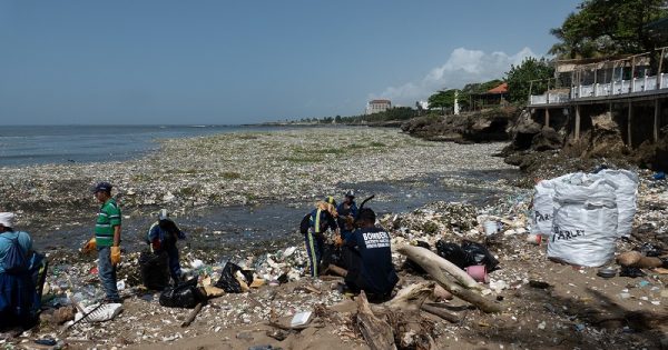 Santo Domingo declara estado de emergência por causa do lixo plástico