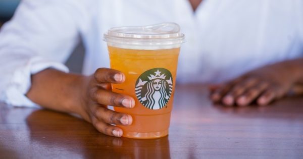 Starbucks deixará de usar canudos plásticos em todas suas lojas até 2020