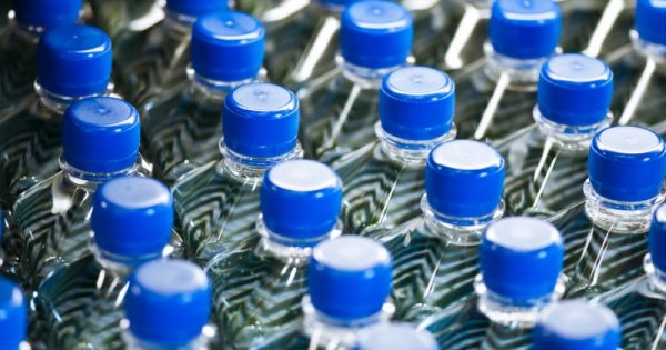 Um milhão de garrafas plásticas são vendidas por minuto no planeta
