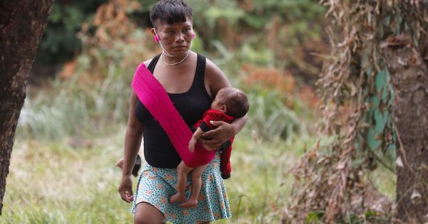 Yanomamis convivem nos arredores da Casa de Sa√∫de do √çndio, onde est√° instalado Hospital de Campanha em Boa Vista
